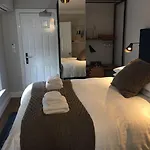 Pembroke Hall 3*