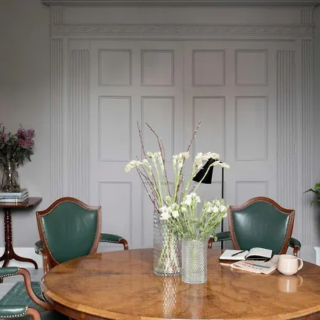 Πανσιόν Pembroke Hall 3*