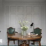 Pembroke Hall 3*