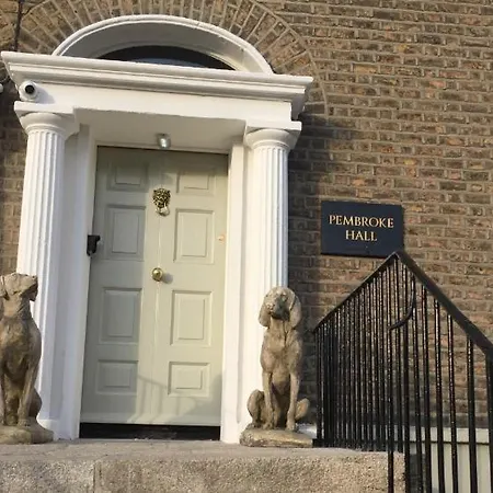 Pembroke Hall בית הארחה