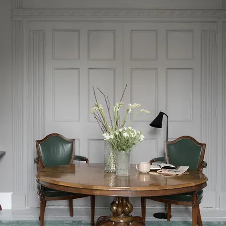 Pembroke Hall 3*
