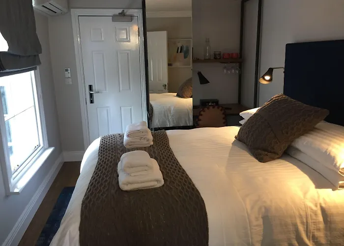 Pembroke Hall 3*